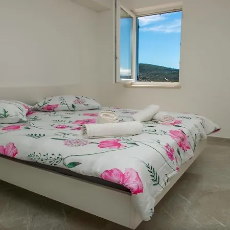Deluxe With Gallery Cres