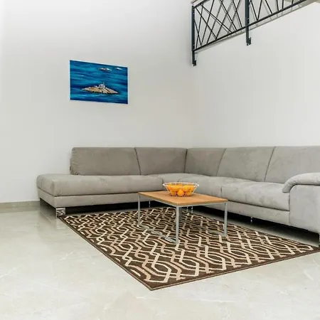 Deluxe With Gallery * Cres