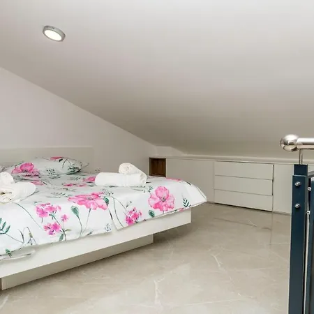 Deluxe With Gallery Cres